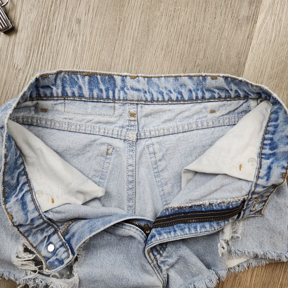 Levi's 550 Distressed Denim Shorts - Picture 5 of 6
